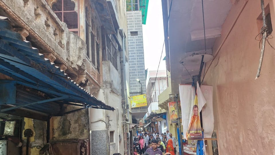 Danger Persists Near Banke Bihari Temple: Dilapidated Buildings Still Unsafe Despite Repeated Notices