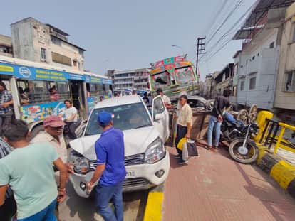 Indore News: Out-of-control tanker rams into five vehicles on Indore's Patel Bridge; driver flees the scene.