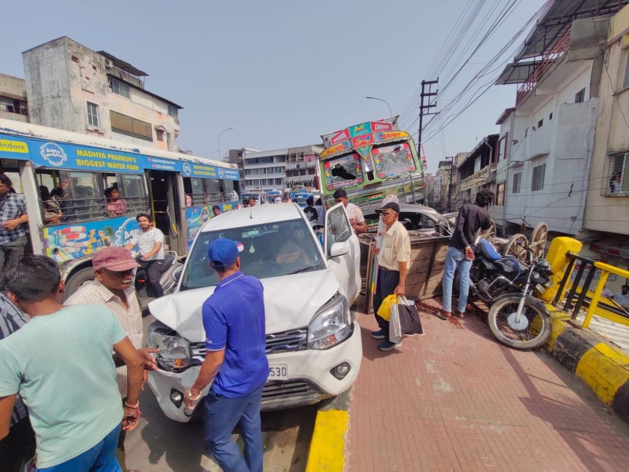 Indore News: Out-of-control tanker rams into five vehicles on Indore's Patel Bridge; driver flees the scene.