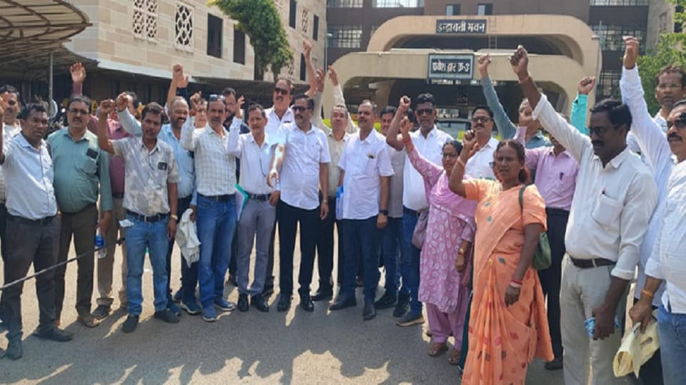 Pension of one lakh teachers at risk teachers to challenge government order in High Court in Kabirdham