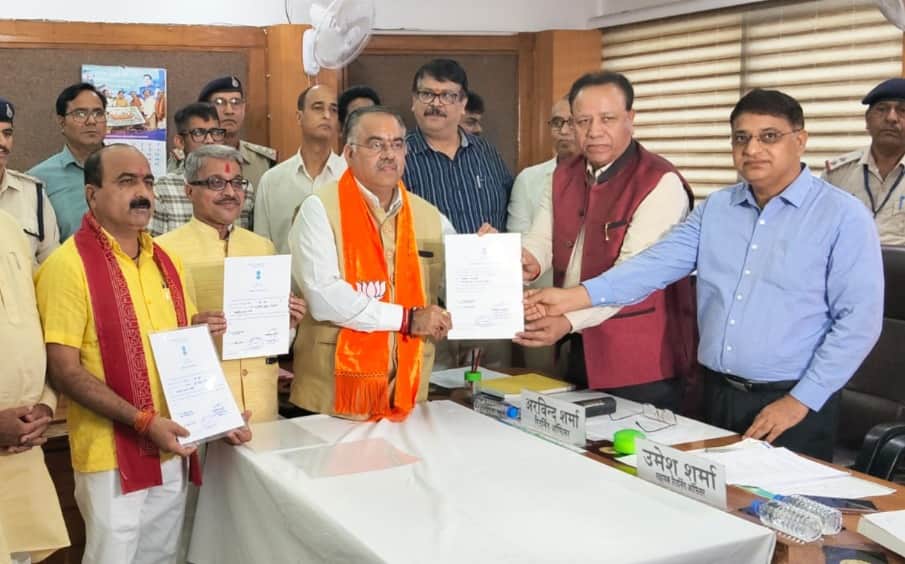 एमपी विधानसभा प्रमुख सचिव अरविंद शर्मा प्रमाण पत्र देते हुए।