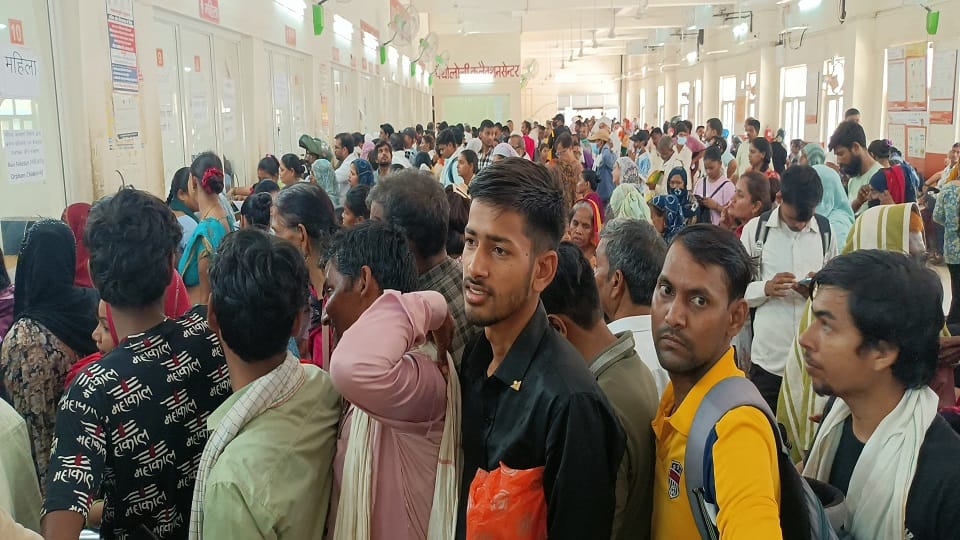 Extreme Heat and Humidity Trigger Rise in Dehydration and Vomiting Cases in Agra
