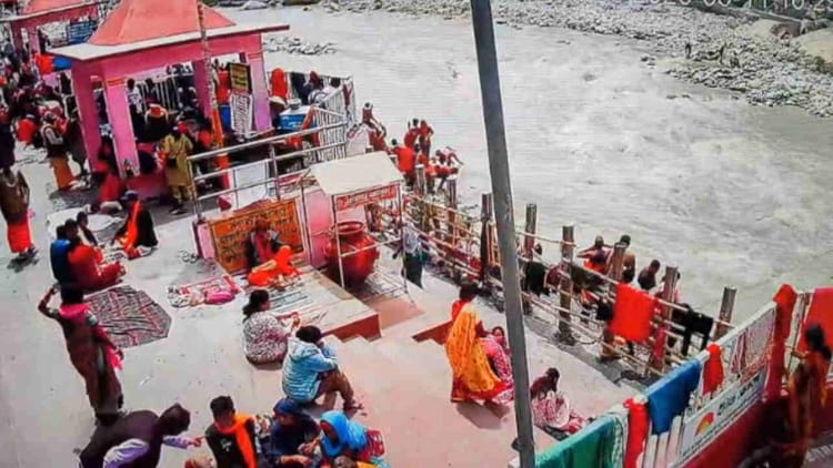 Gangotri Dham: पैर फिसलने से गंगा के तेज बहाव में बहा श्रद्धालु, एसडीआरएफ जवानों की तत्परता से बची जान