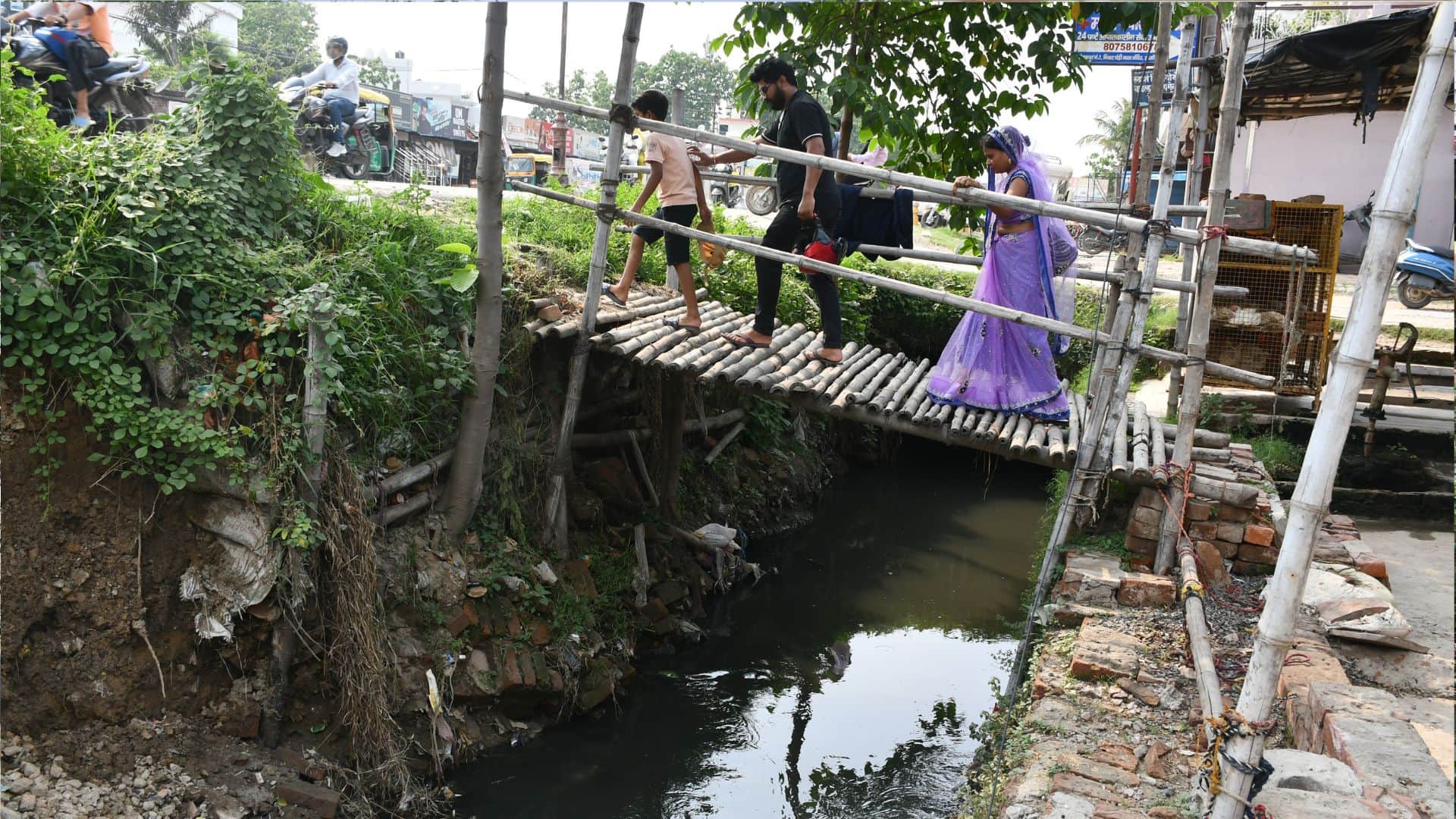 Open drains in Gorakhpur's Khajanchi Padri Bazaar; authorities remain unheeding despite a fatality.