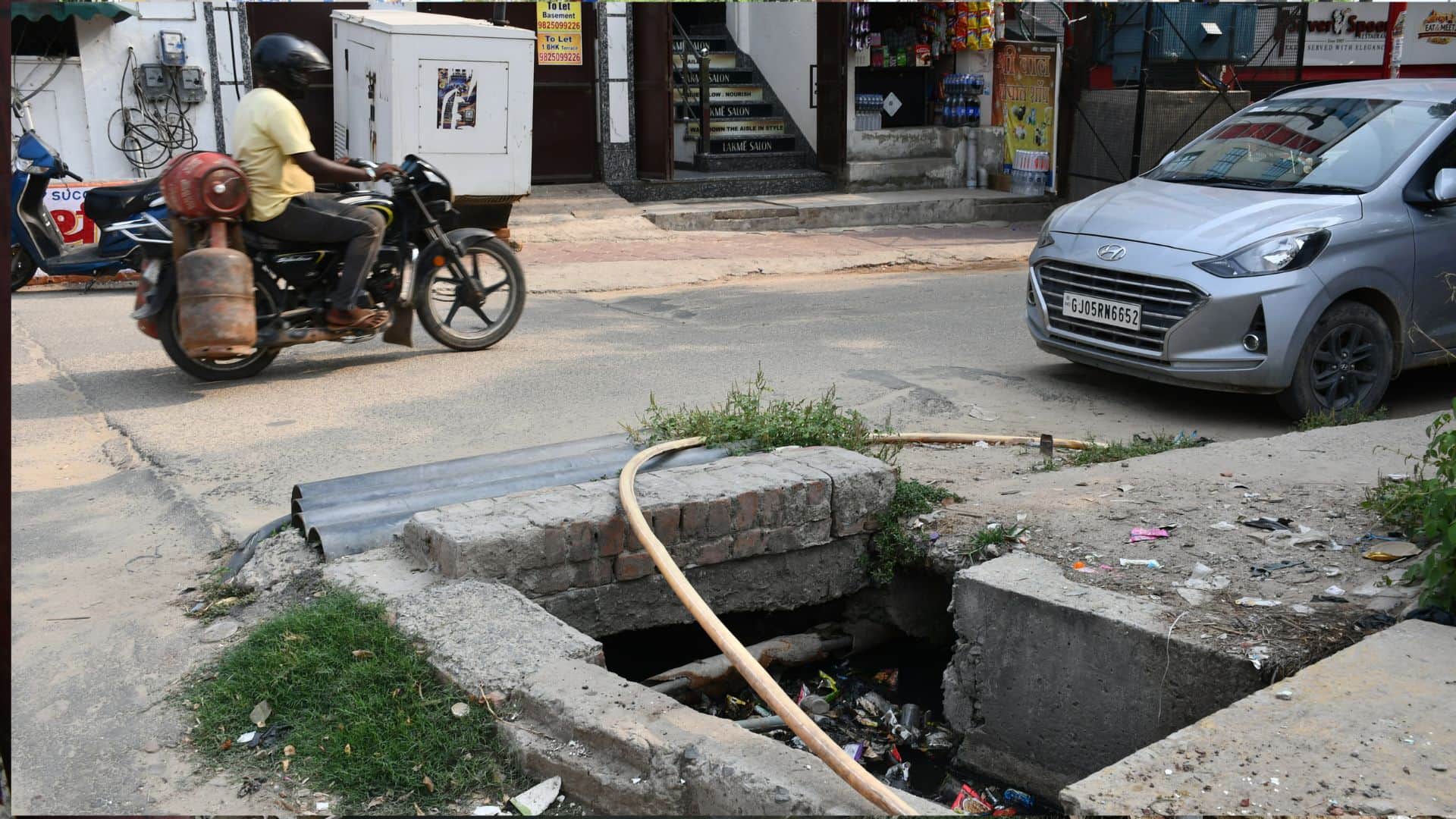 Open drains in Gorakhpur's Khajanchi Padri Bazaar; authorities remain unheeding despite a fatality.
