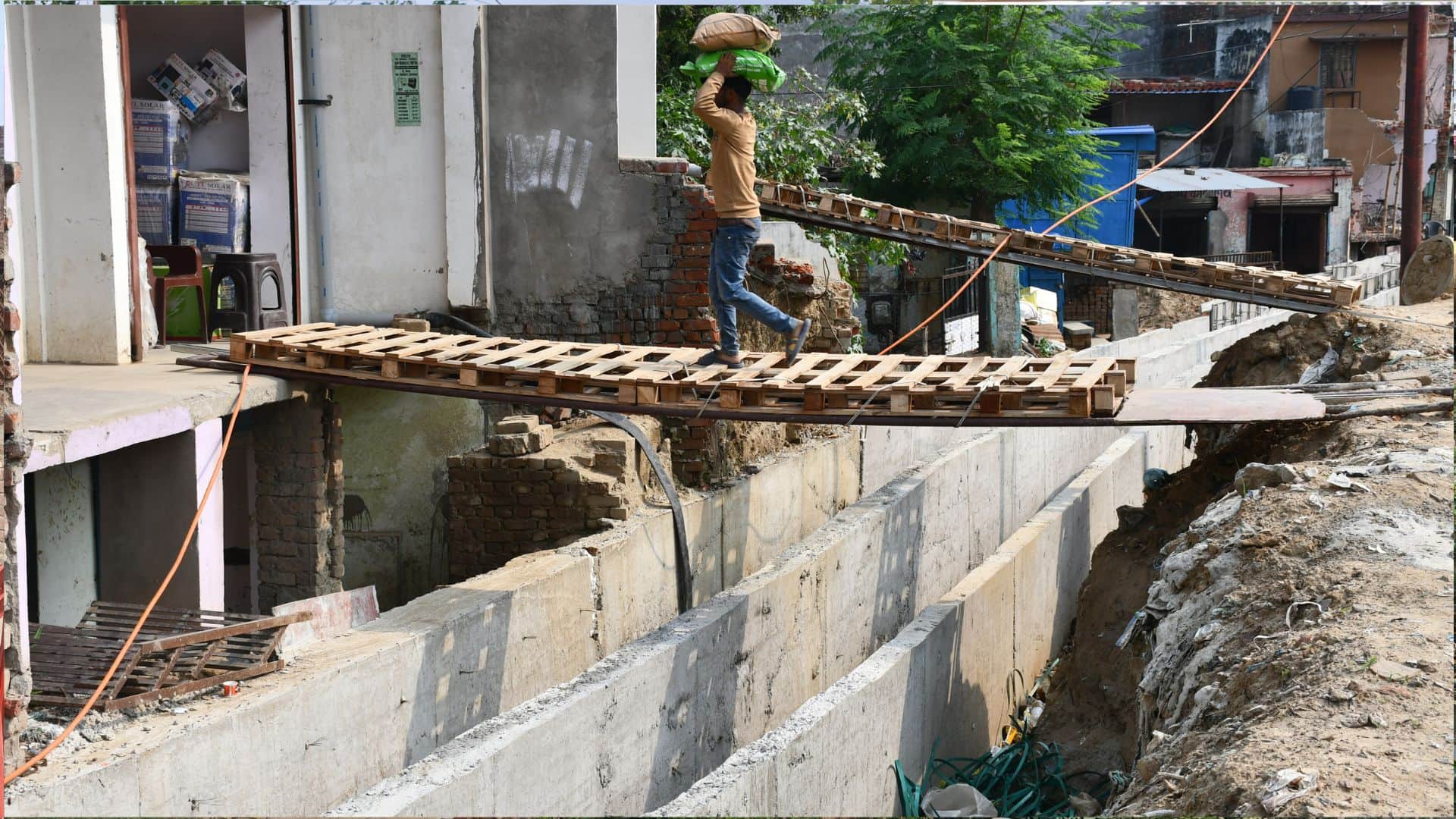 Open drains in Gorakhpur's Khajanchi Padri Bazaar; authorities remain unheeding despite a fatality.