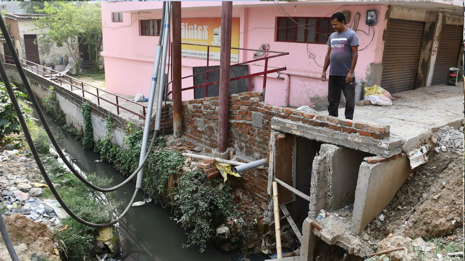 Open drains in Gorakhpur's Khajanchi Padri Bazaar; authorities remain unheeding despite a fatality.