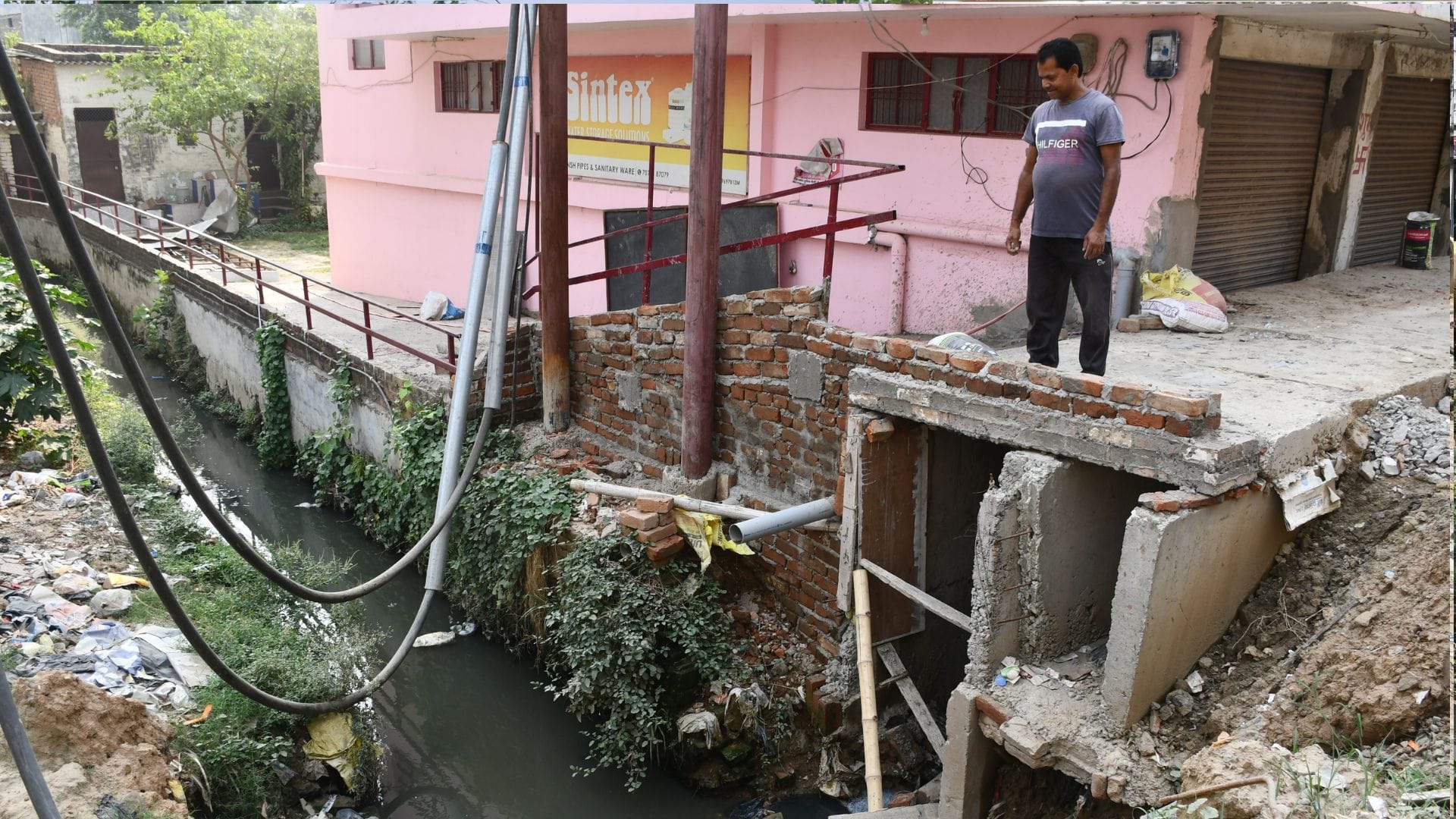 Open drains in Gorakhpur's Khajanchi Padri Bazaar; authorities remain unheeding despite a fatality.