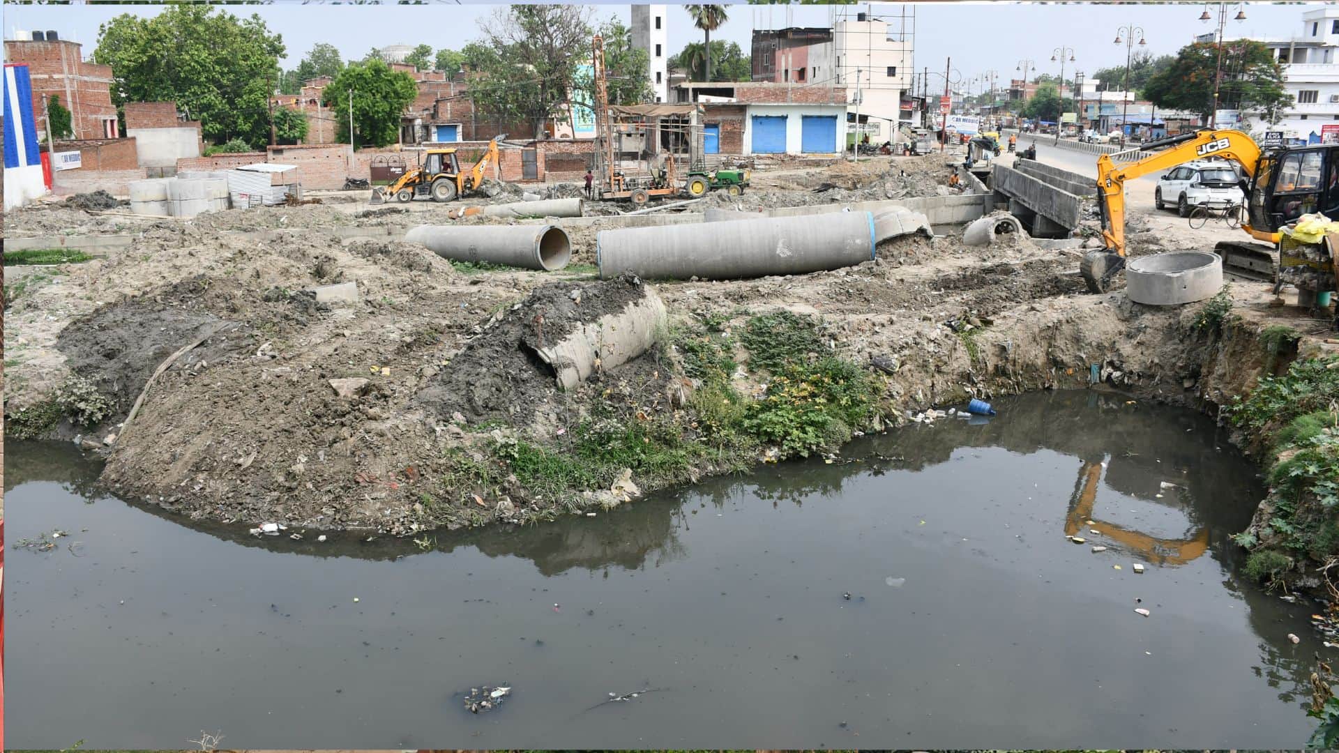 Open drains in Gorakhpur's Khajanchi Padri Bazaar; authorities remain unheeding despite a fatality.