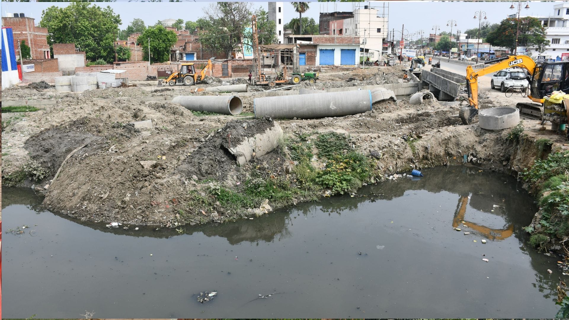 Open drains in Gorakhpur's Khajanchi Padri Bazaar; authorities remain unheeding despite a fatality.