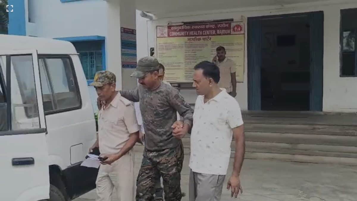 घायल जवान को इलाज के बाद ले कर जाते हुए