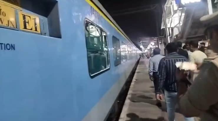 Lucknow-Delhi Shatabdi Express pelted with stones Sangh chief Mohan Bhagwat on board train