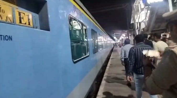 Lucknow-Delhi Shatabdi Express pelted with stones Sangh chief Mohan Bhagwat on board train