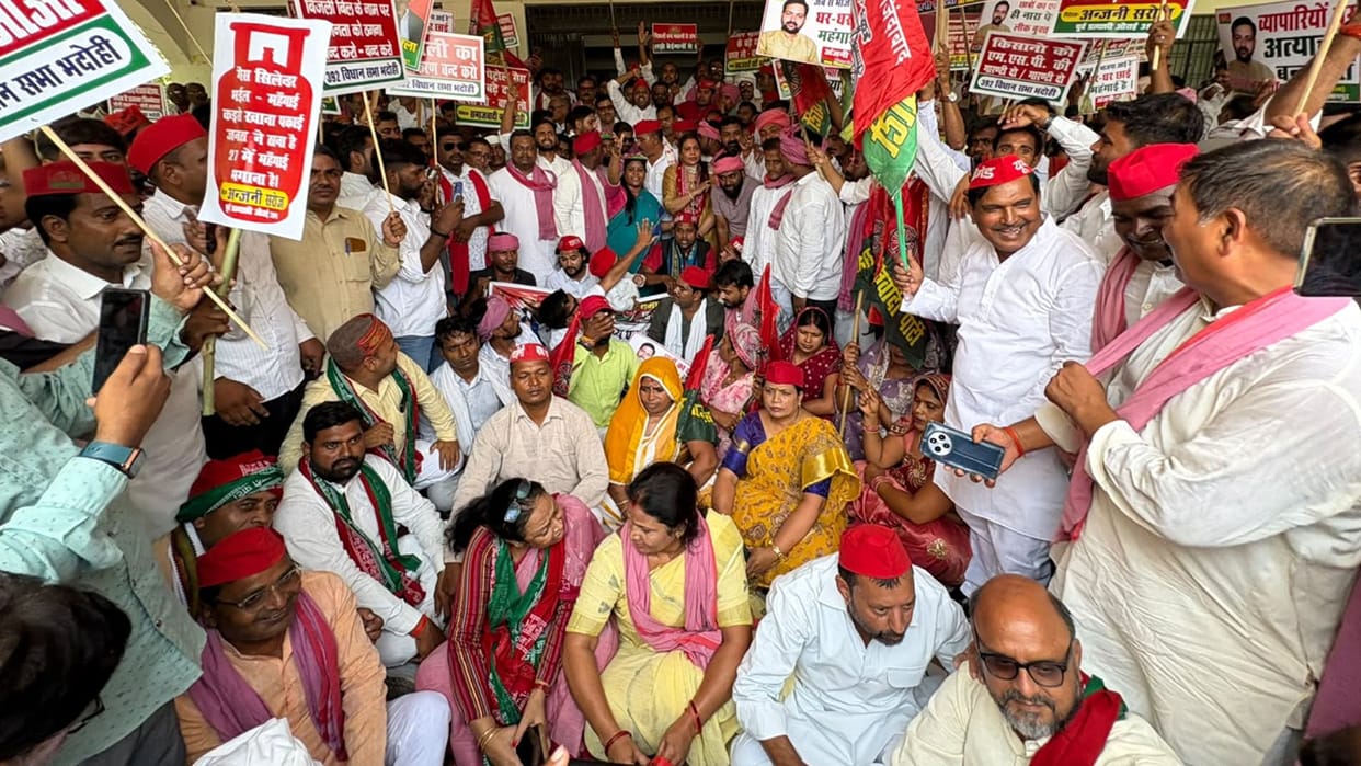 Samajwadi party laid siege headquarters in Bhadohi demanding dismissal of bjp government
