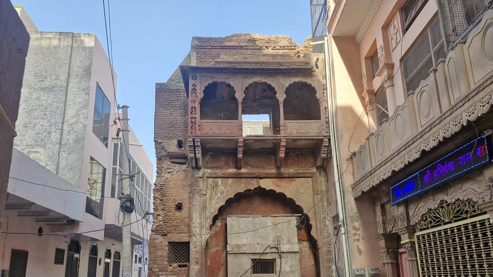 Danger Persists Near Banke Bihari Temple: Dilapidated Buildings Still Unsafe Despite Repeated Notices