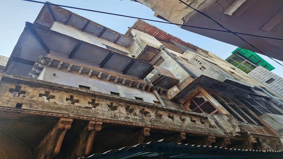 Danger Persists Near Banke Bihari Temple: Dilapidated Buildings Still Unsafe Despite Repeated Notices