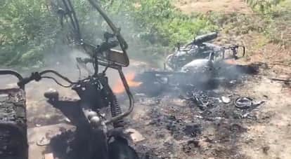 Hamirpur Violent collision between erickshaw and bike both vehicles burnt to ashes youth critically burned