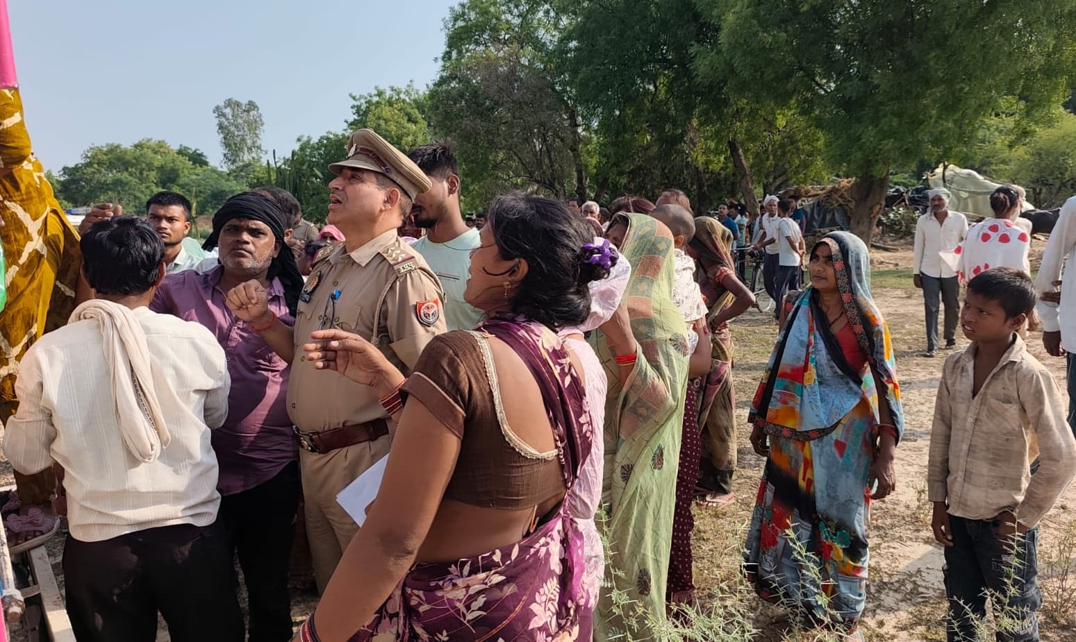 घटनास्थल पर जांच करती पुलिस