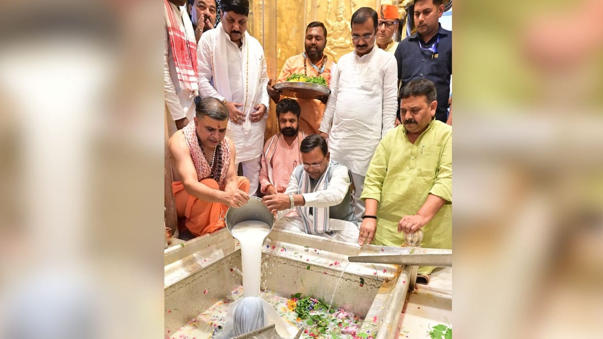 Pankaj Chaudhary performed Rudrabhishek at Vishwanath Temple and participated in Maha Aarti and Deepotsav