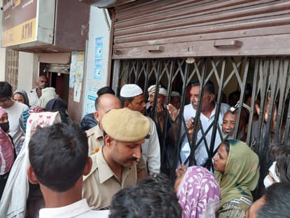 Shamli: Customers Lock Bank, Staff Held Inside, Anger Erupts Over Alleged Embezzlement