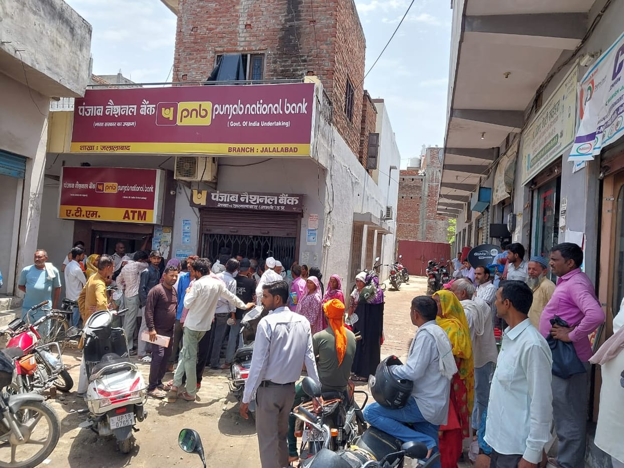 Shamli: Customers Lock Bank, Staff Held Inside, Anger Erupts Over Alleged Embezzlement