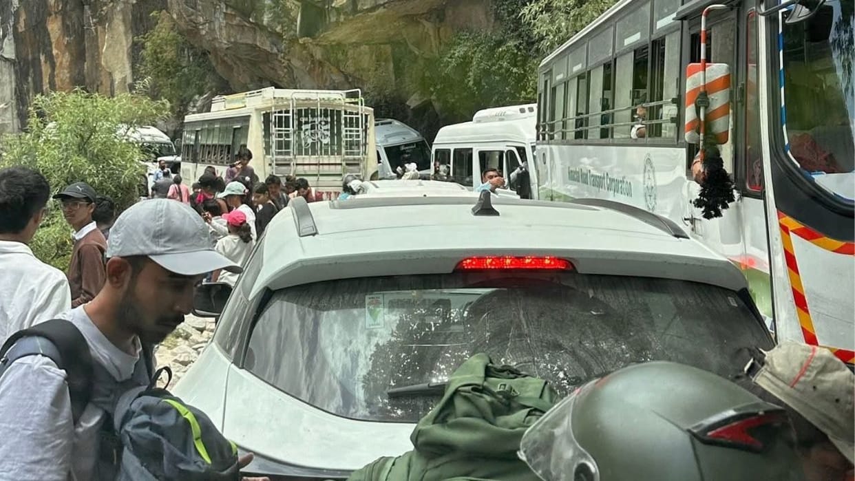 Massive Traffic Jams on Kasol-Manikaran Road Leave Tourists Stranded for Hours