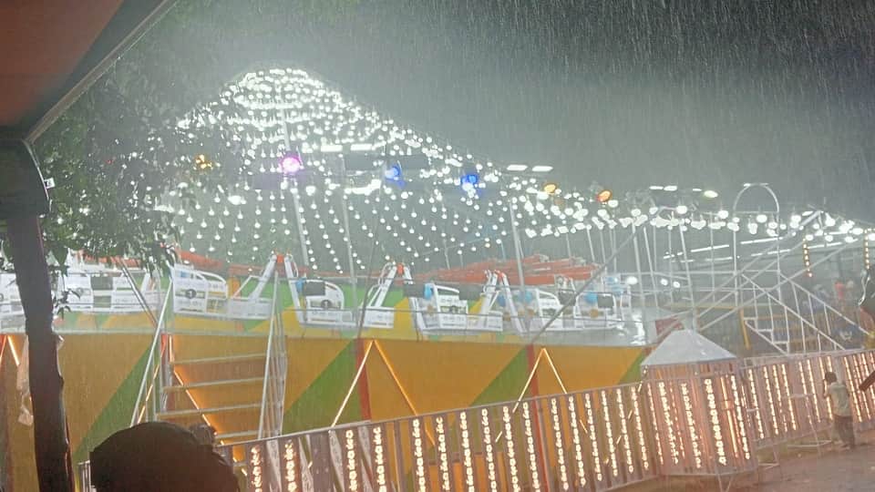 नौचंदी मेले में रोशनी के बीच होती बारिश।