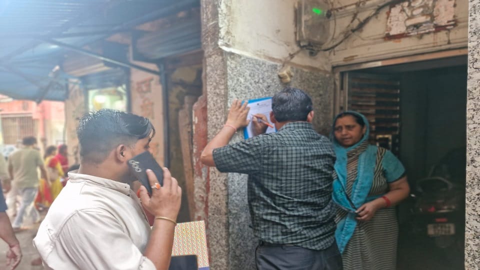 Danger Persists Near Banke Bihari Temple: Dilapidated Buildings Still Unsafe Despite Repeated Notices