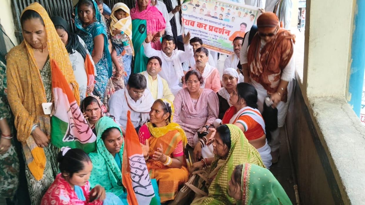Datia: Congress workers gheraoed the municipal council and smashed earthen pots during the protest.