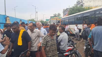 driver dies due to bus collides with truck on highway in Shahjahanpur