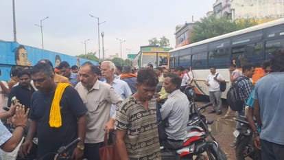 driver dies due to bus collides with truck on highway in Shahjahanpur