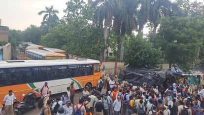 driver dies due to bus collides with truck on highway in Shahjahanpur