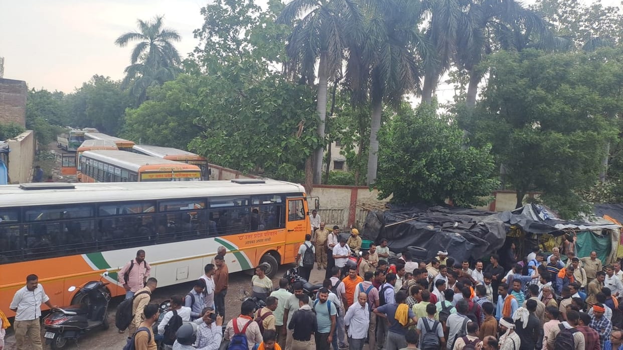 driver dies due to bus collides with truck on highway in Shahjahanpur