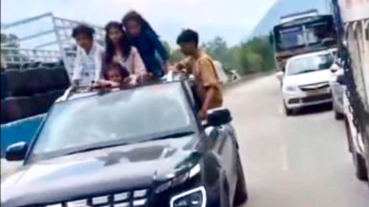 Tourists Penalised for Risky Sunroof Stunt on Manali-Leh Highway, ₹3500 Fine Imposed