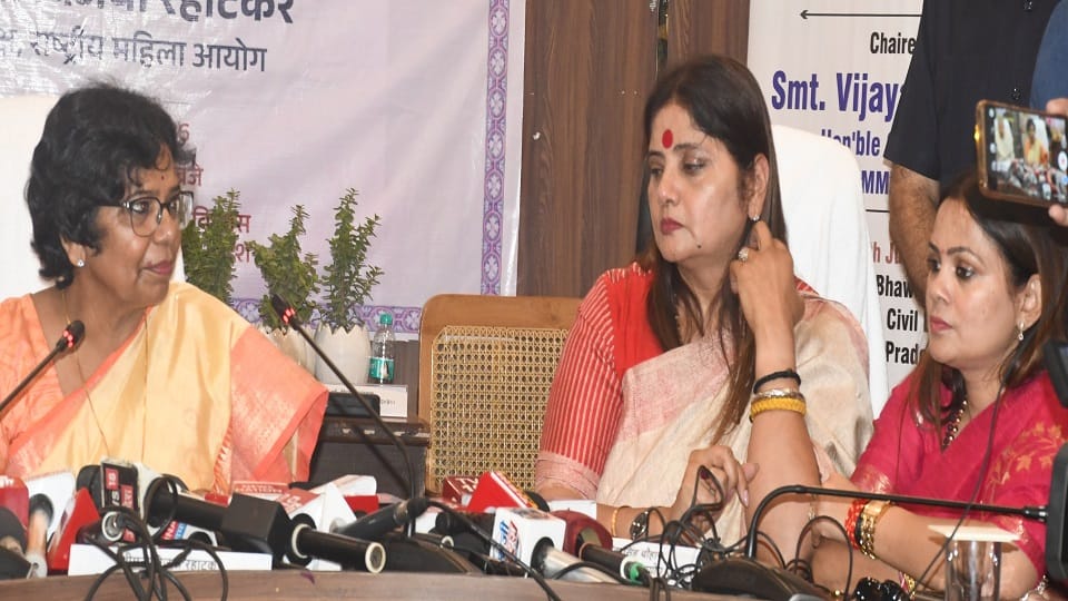 Meerut Power Cut NCW Chairperson Left Sweating After Power Outage During Visit UP News in hindi