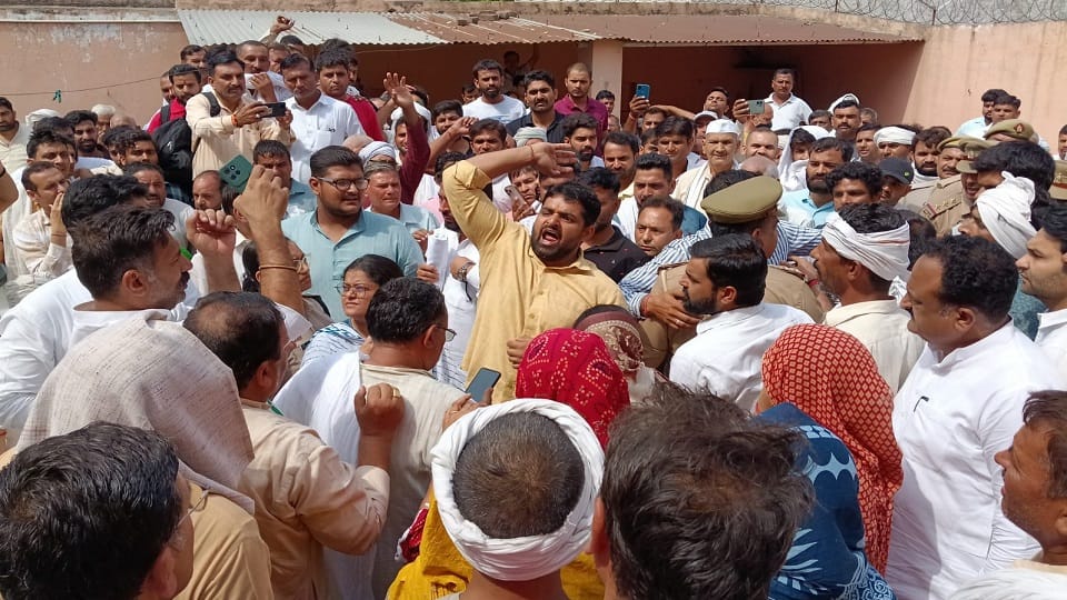Baraut Murder Case: 'Killers clearly seen shooting Varun—arrest them'; family creates a ruckus with the body
