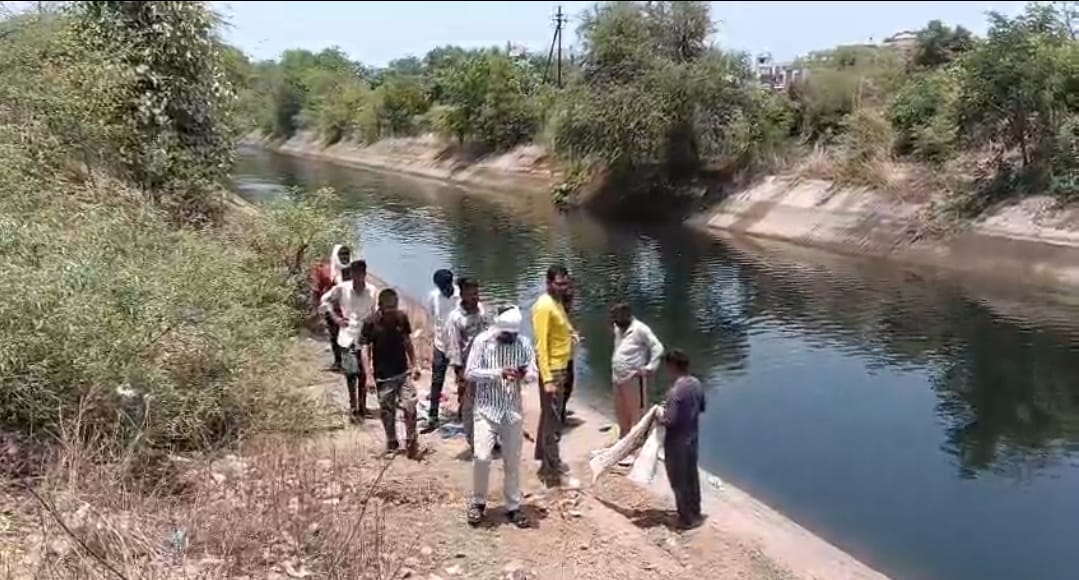 तीनों युवकों के शव नहर से बरामद कर लिए गए।