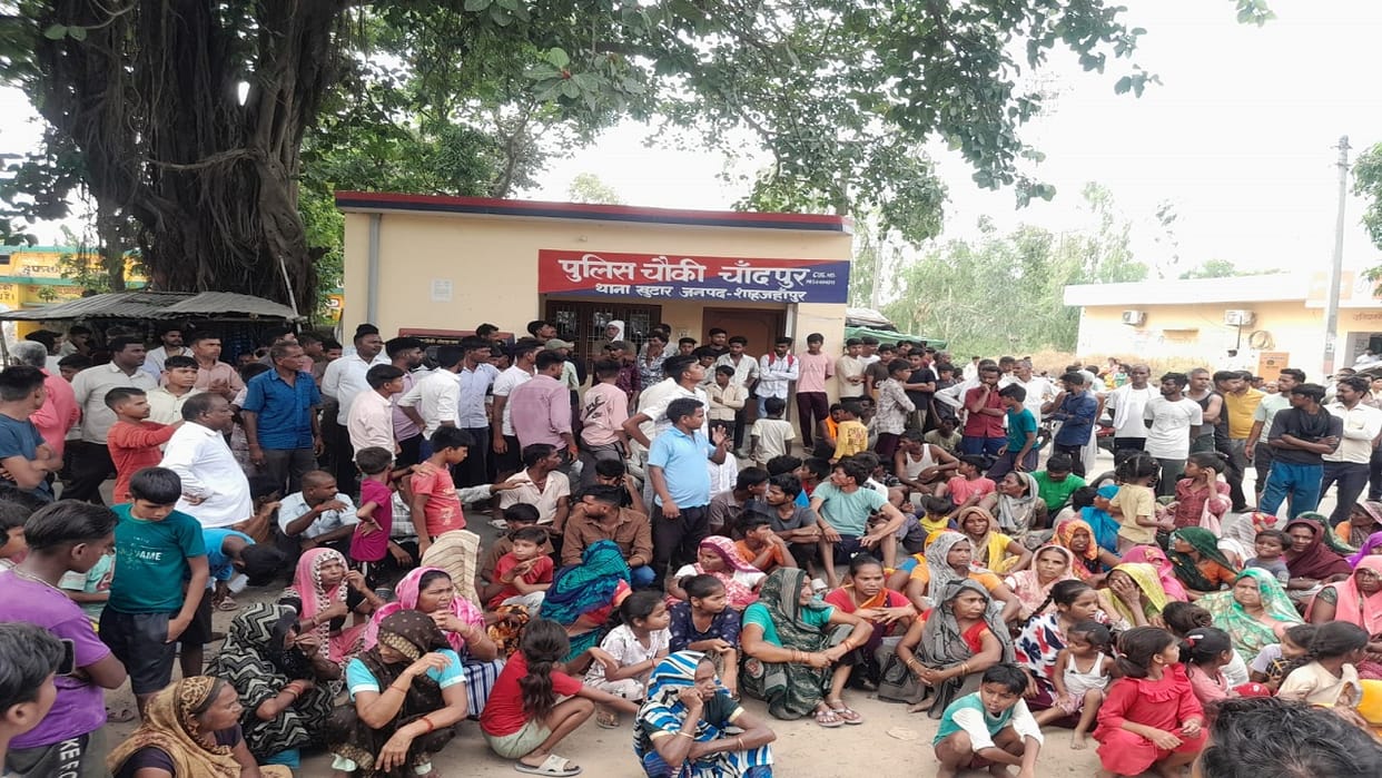 Villagers surrounded the police Chowki claiming the accused was innocent and alleging fake encounter