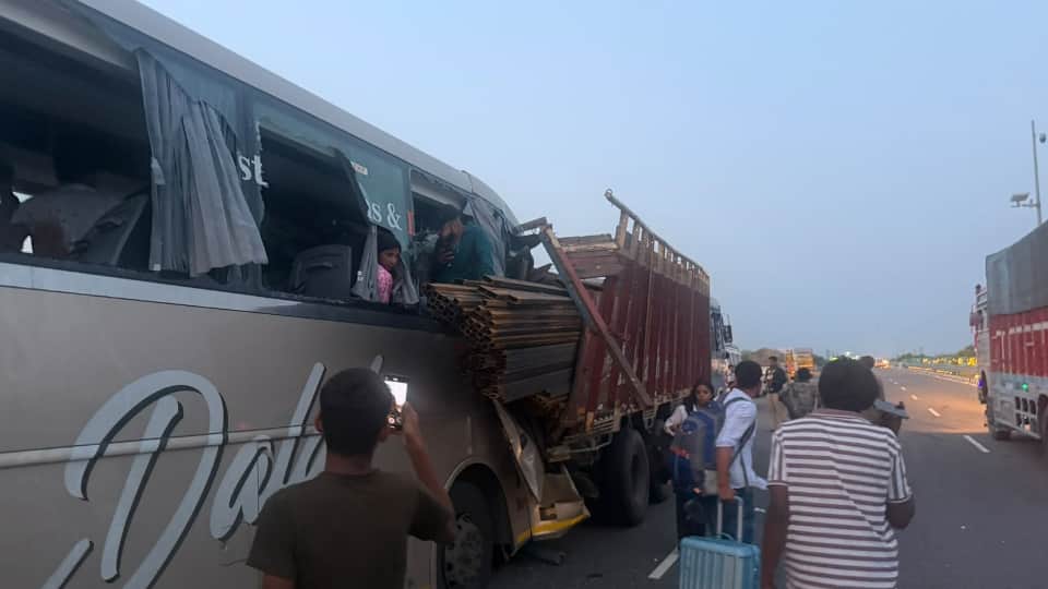 ट्रक में टकराई बस