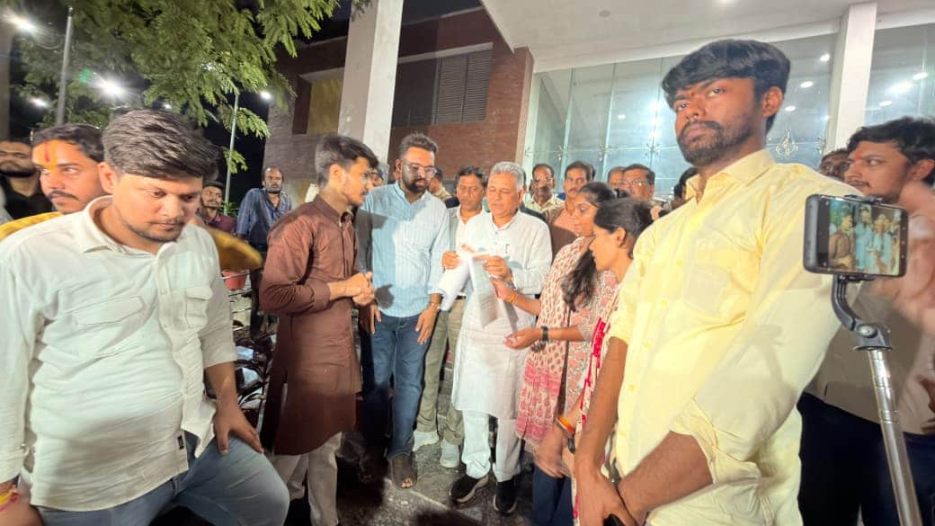 धरना स्थल पहुंचे उच्च शिक्षा मंत्री इंदर सिंह परमार