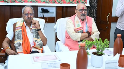समीक्ष बैठक लेते केंद्रीय मंत्री गिरीराज सिंह
