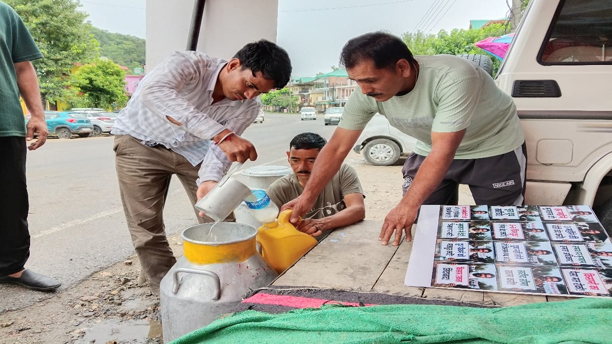 Farmers angered by payment delays stage unique protest; distributed milk and curd for free.