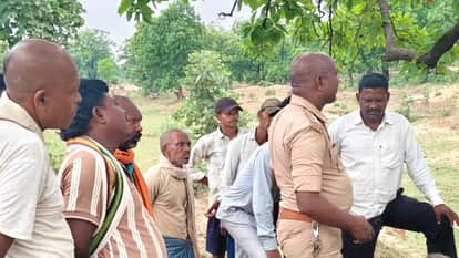 Dead Body of young woman found hanging from Mahua tree 500 meters from her home in sonbhadra