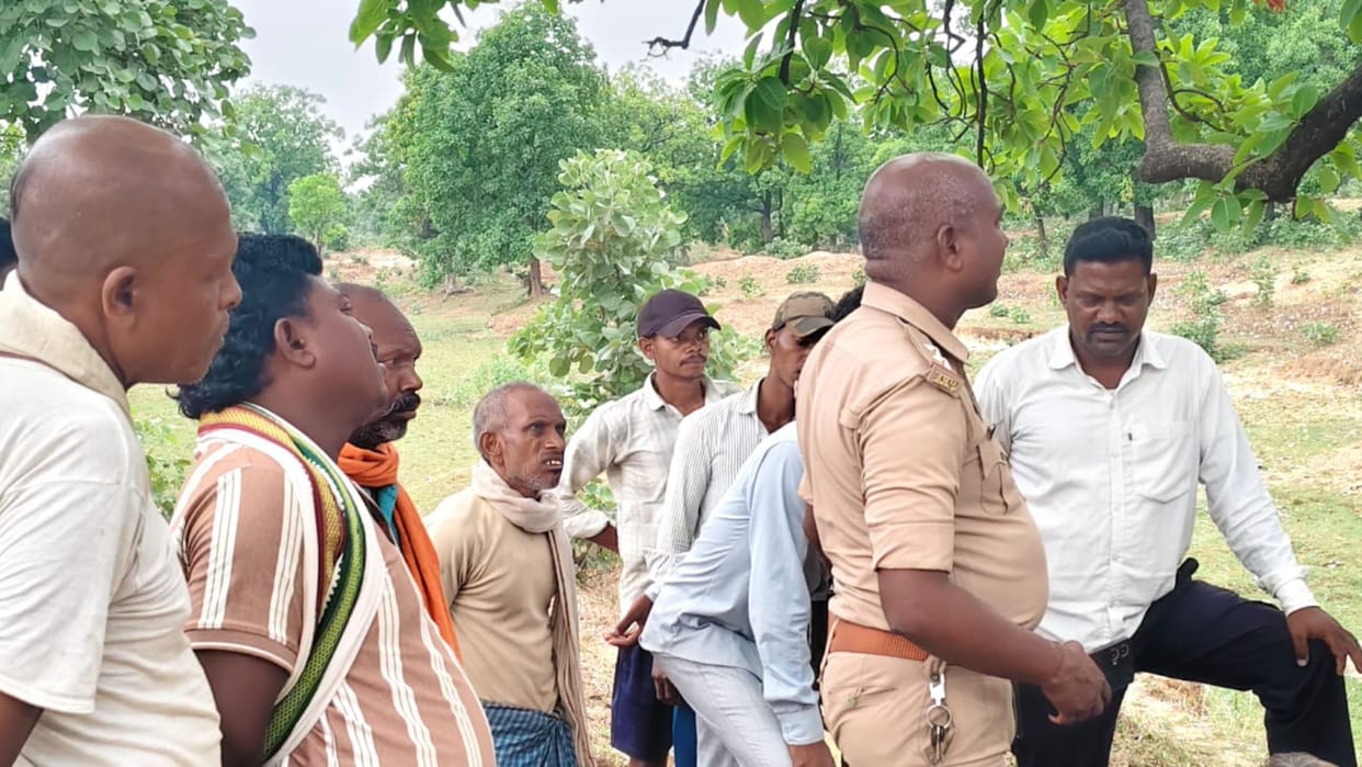 Dead Body of young woman found hanging from Mahua tree 500 meters from her home in sonbhadra