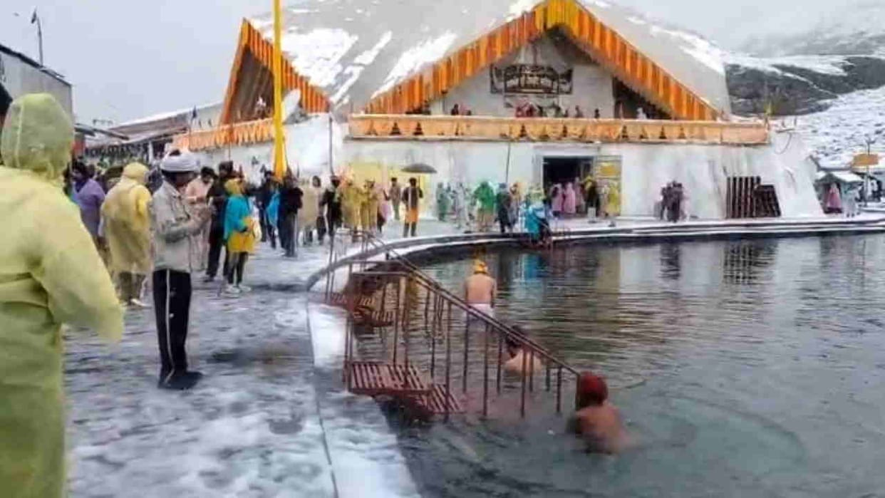 Snowfall in Badrinath Dham and Hemkund Sahib biting cold  Uttarakhand News in hindi