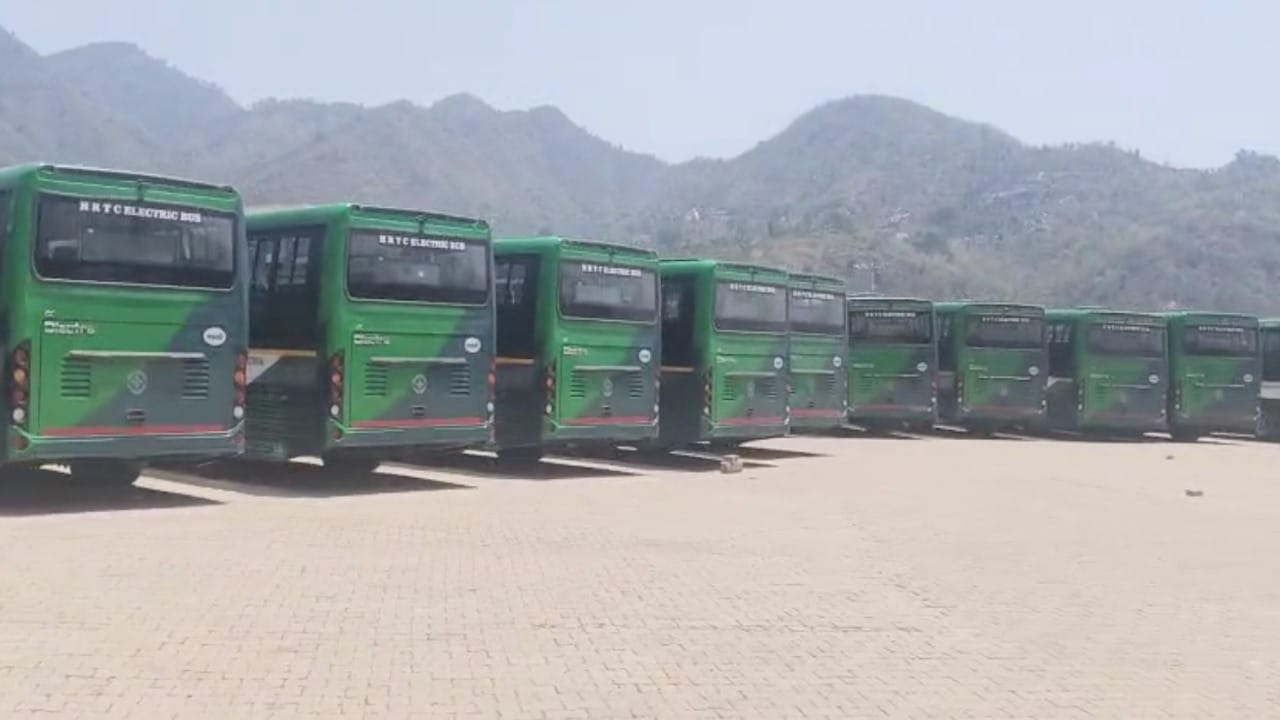 .एचआरटीसी की इलेक्ट्रिक बसें।