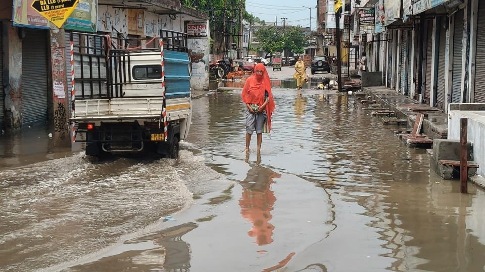 Shamli: Power supply disrupted in 230 villages across the district due to storms and rain; 25 poles toppled