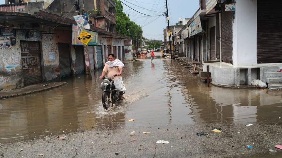 Shamli: Power supply disrupted in 230 villages across the district due to storms and rain; 25 poles toppled