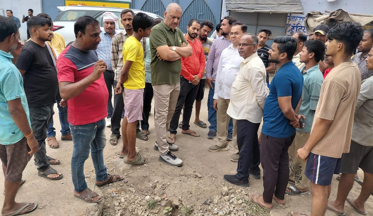 Kanpur Several houses at risk after a drain collapses in Aryanagar MLA Amitabh Bajpai visits the site