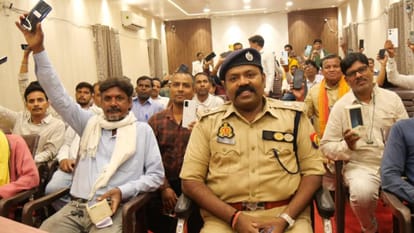 Jhansi: Police returned 203 lost mobile phones worth ₹38 lakh